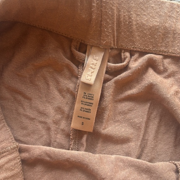 Skims women's sleep shorts - Picture 2 of 2